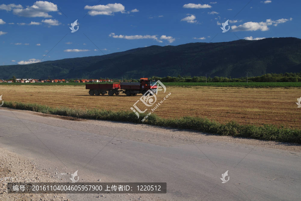 卡車(chē)在農(nóng)田