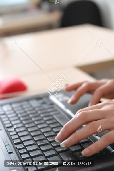 女子在筆記本電腦鍵盤上打字