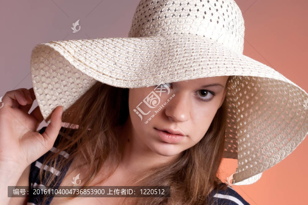 一個戴帽子的女孩的肖像