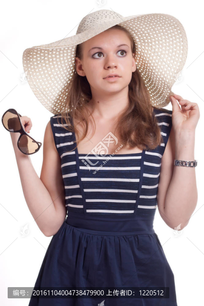戴著太陽(yáng)鏡戴著草帽的女孩