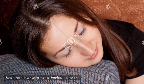 女孩睡