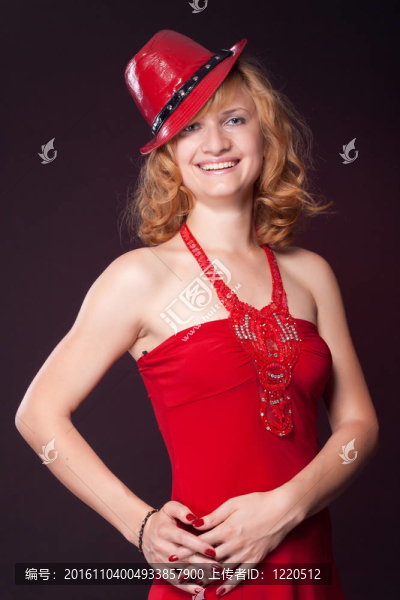 紅頭發(fā)的女孩穿著紅裙子和紅帽子