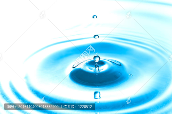 透明滴水；下落。
