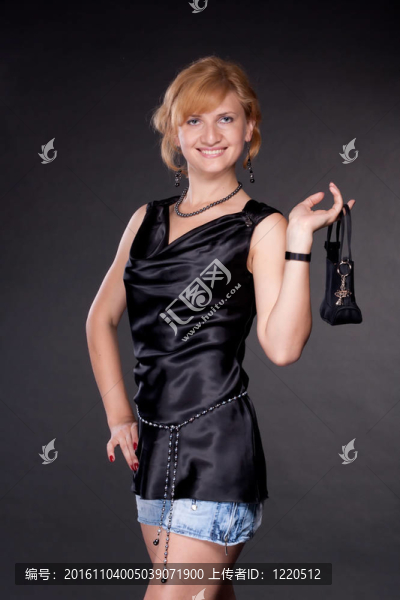 那個穿黑衣服的女孩穿著一個包