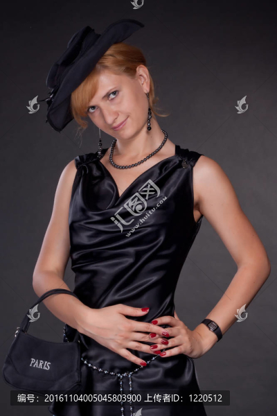那個(gè)穿黑衣服的女孩穿著一個(gè)包