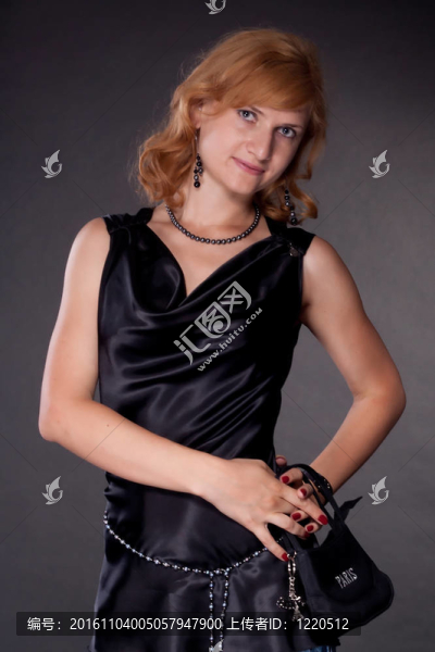 那個(gè)穿黑衣服的女孩穿著一個(gè)包