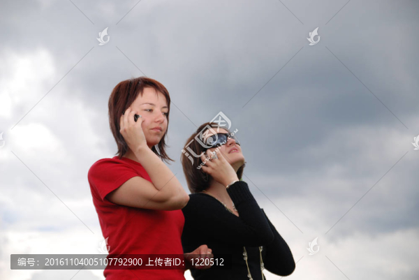 帶手機(jī)的女孩