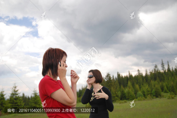 帶手機的女孩