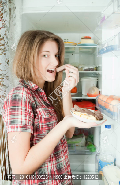女孩從冰箱里吃肉