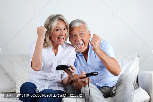 玩視頻游戲的夫婦