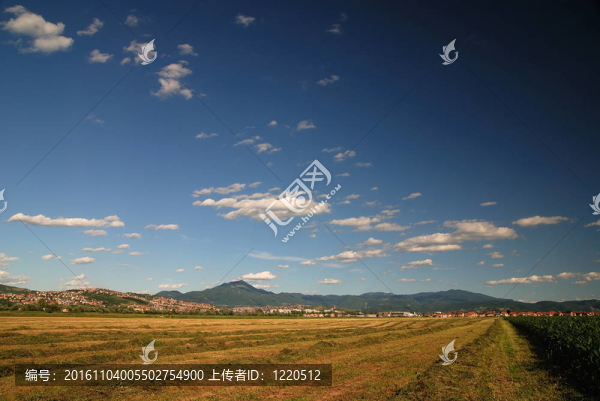 晴朗的天空和戲劇性的天空…