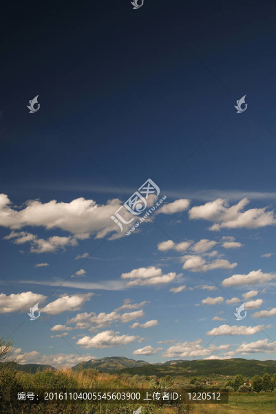 晴朗的天空和戲劇性的天空…