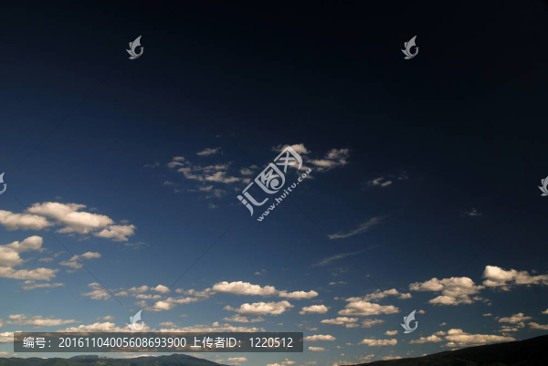 晴朗的天空和戲劇性的天空…