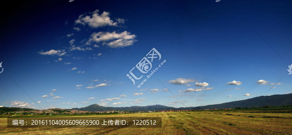 晴朗的天空和戲劇性的天空…