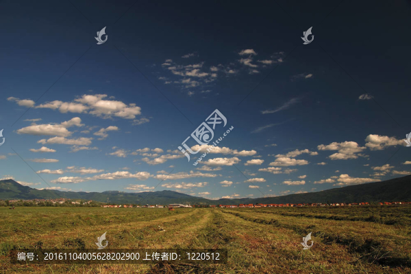 晴朗的天空和戲劇性的天空