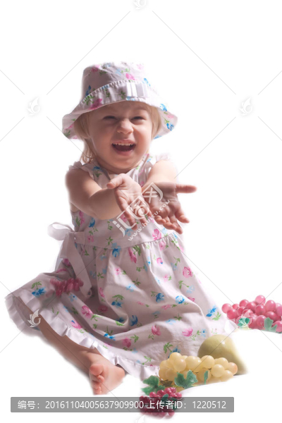 穿著寬松衣服的小女孩
