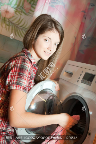 女孩把衣服放在洗衣機里