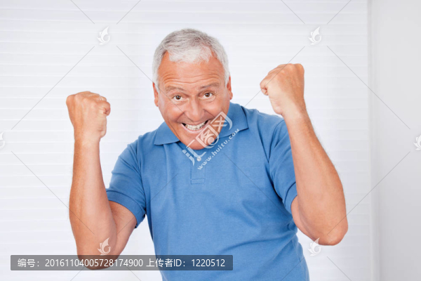 開朗的老人
