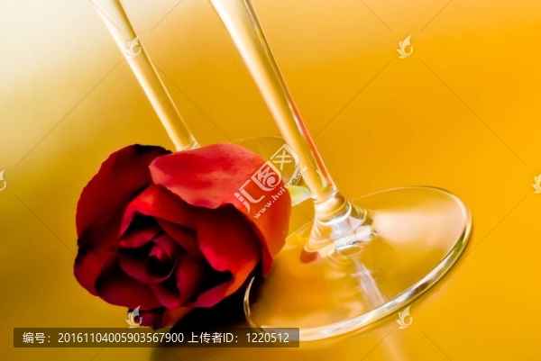 紅玫瑰放在酒杯