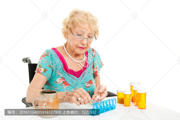 坐在輪椅上的女人數(shù)藥丸