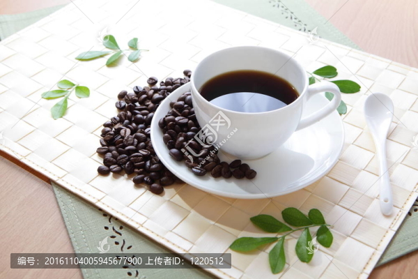 咖啡豆和綠葉熱咖啡