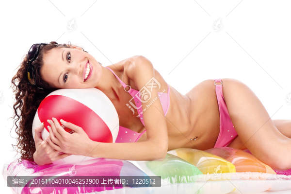 在氣墊球比基尼女孩