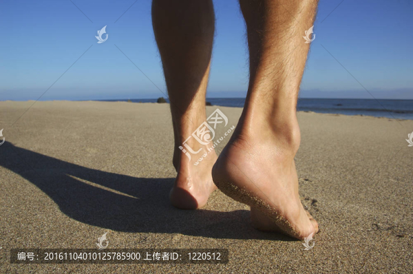 走在沙灘上