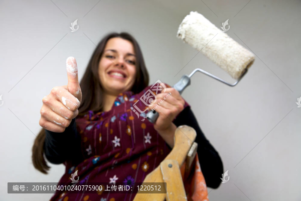 有白色拇指的工作女人