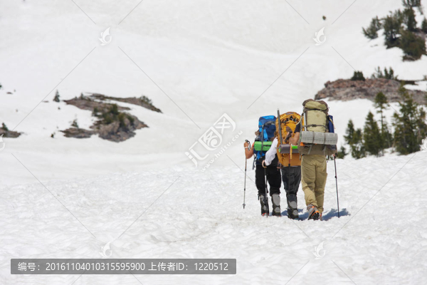 背包在雪中登山對芒特沙斯塔人；加州
