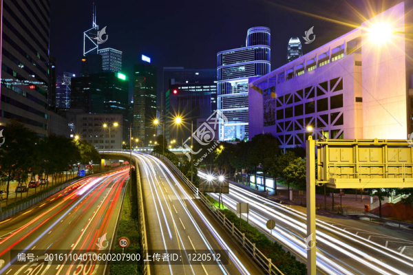 夜間在市中心的交通