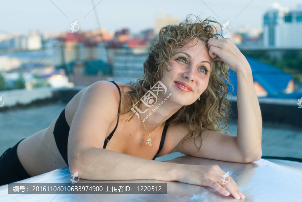 屋頂上的年輕女人