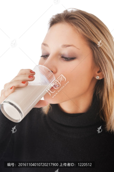 年輕美女喝牛奶孤立在白色背景