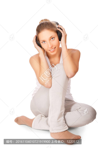 女性在白色背景下聆聽(tīng)音樂(lè)