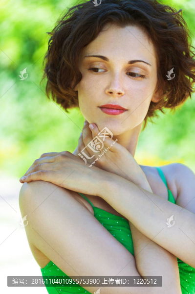 健康的女孩在戶外