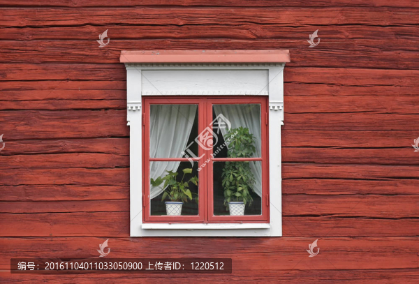 在紅墻上的可愛的窗戶