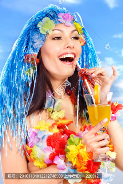 夏威夷服裝中的年輕女子。