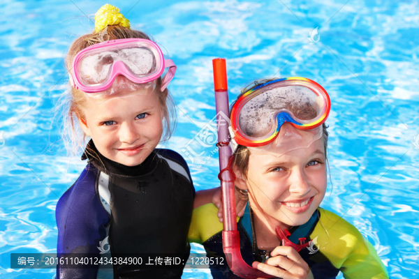 兒童在游泳池學(xué)習(xí)浮潛。
