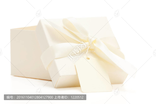 帶蝴蝶結(jié)和禮品標(biāo)簽的米色禮品盒