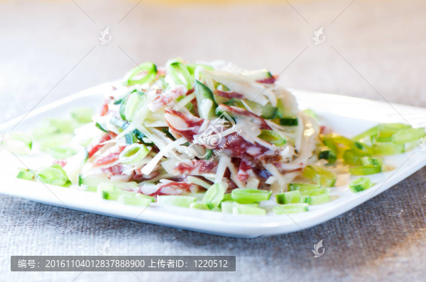 卷心菜沙拉；黃瓜；香腸和青豆