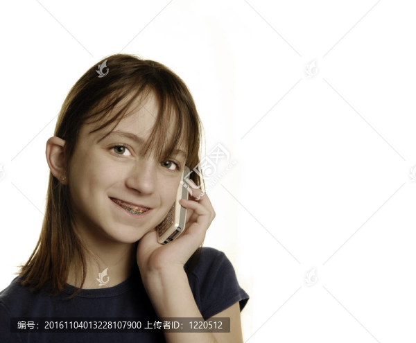年輕女孩在談?wù)撌謾C(jī)