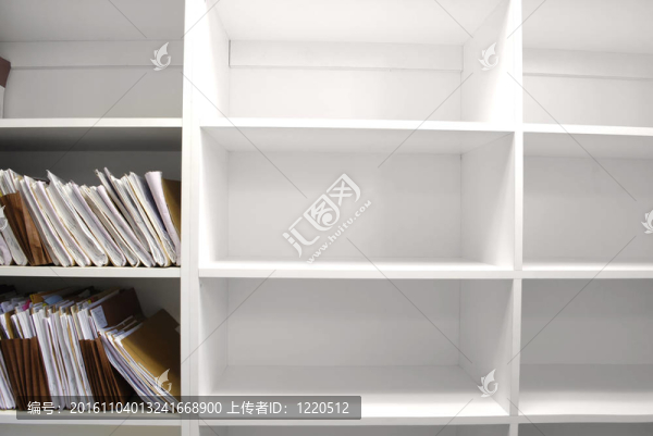 貨架上的文件夾