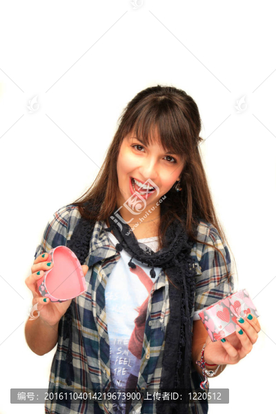 年輕女孩拿著一個(gè)禮品盒
