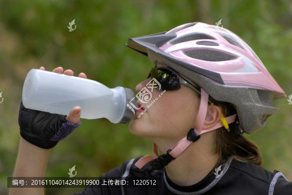 年輕女子山地自行車