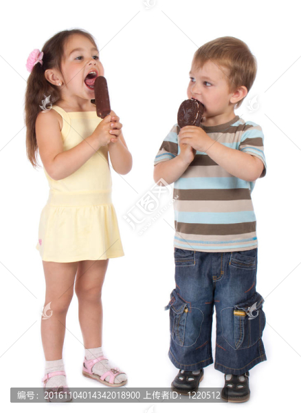 兩個小孩子吃冰淇淋