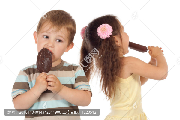 兩個冰淇淋的小孩子