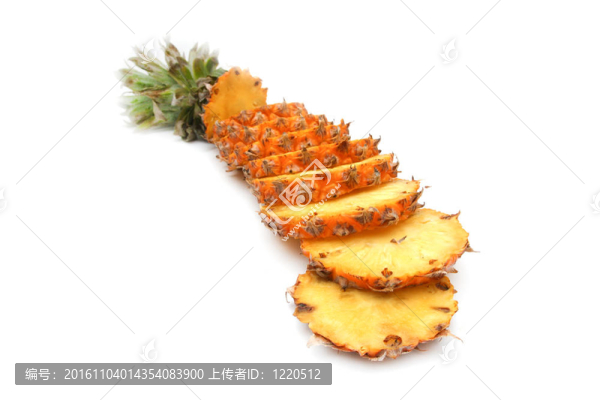 切了嗎？？白色背景上的菠蘿