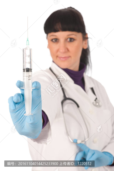 一個(gè)美麗的女醫(yī)生的肖像。在她的手上用疫苗隔離白色背景。