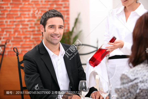 服務(wù)員把葡萄酒給客戶