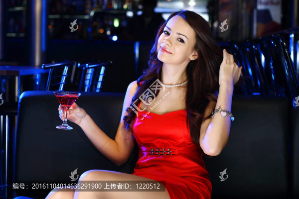 夜總會(huì)里有魅力的女人喝一杯