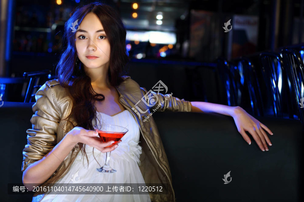 夜總會里有魅力的女人喝一杯